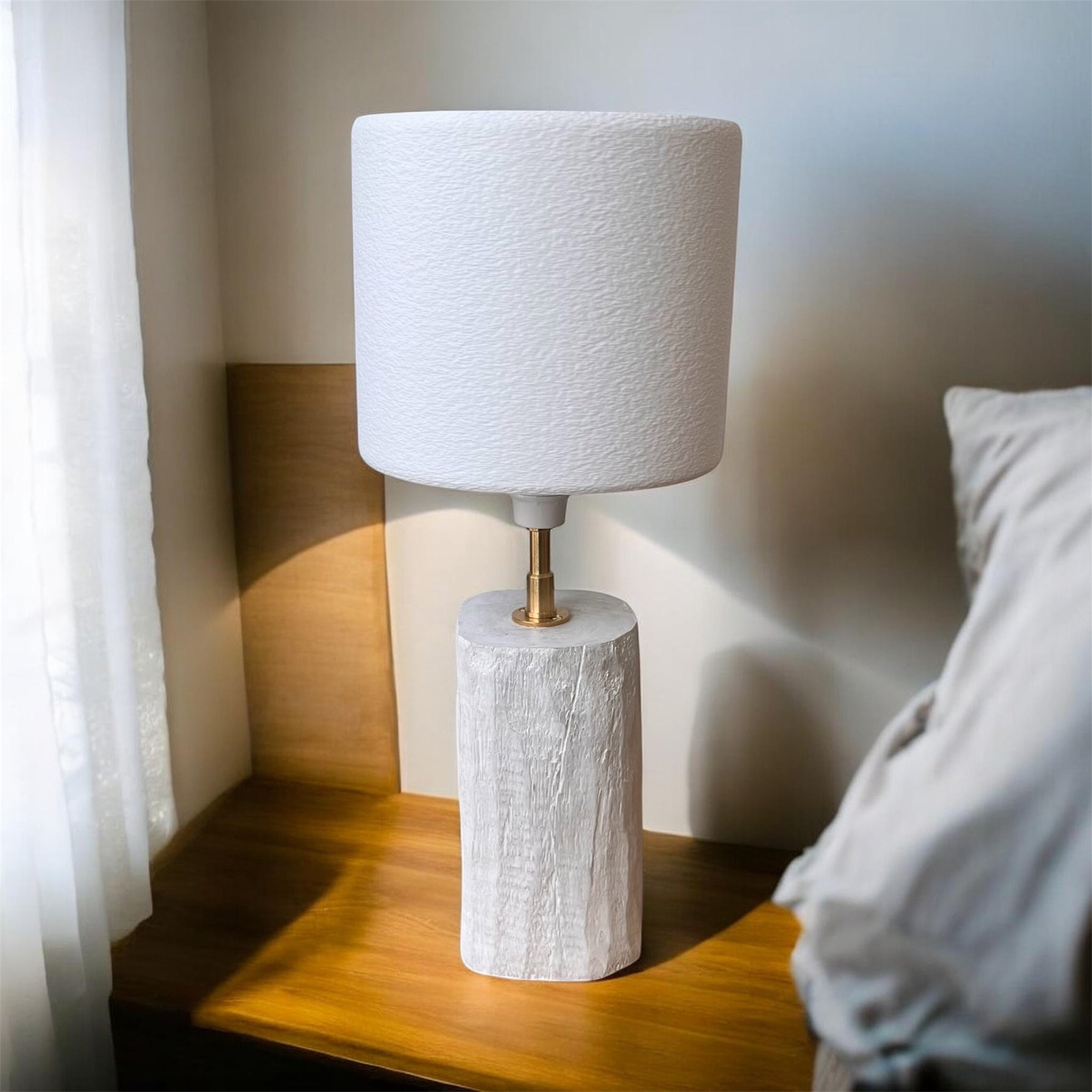 " Lampe à poser ronde en chêne massif blanchi fabrication artisanale à la main par Tomasz Marcus Caen."