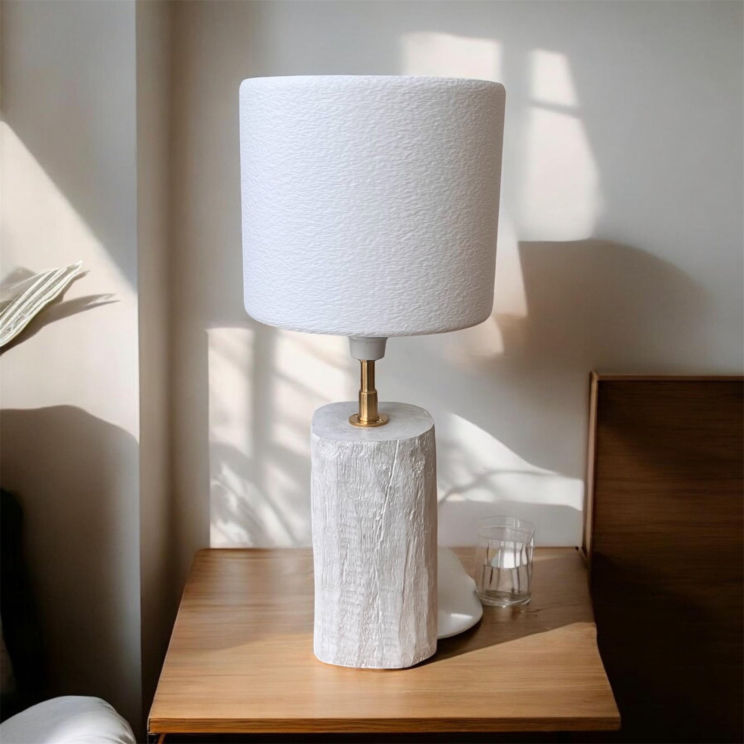 " Lampe à poser ronde en chêne massif blanchi fabrication artisanale à la main par Tomasz Marcus Caen."